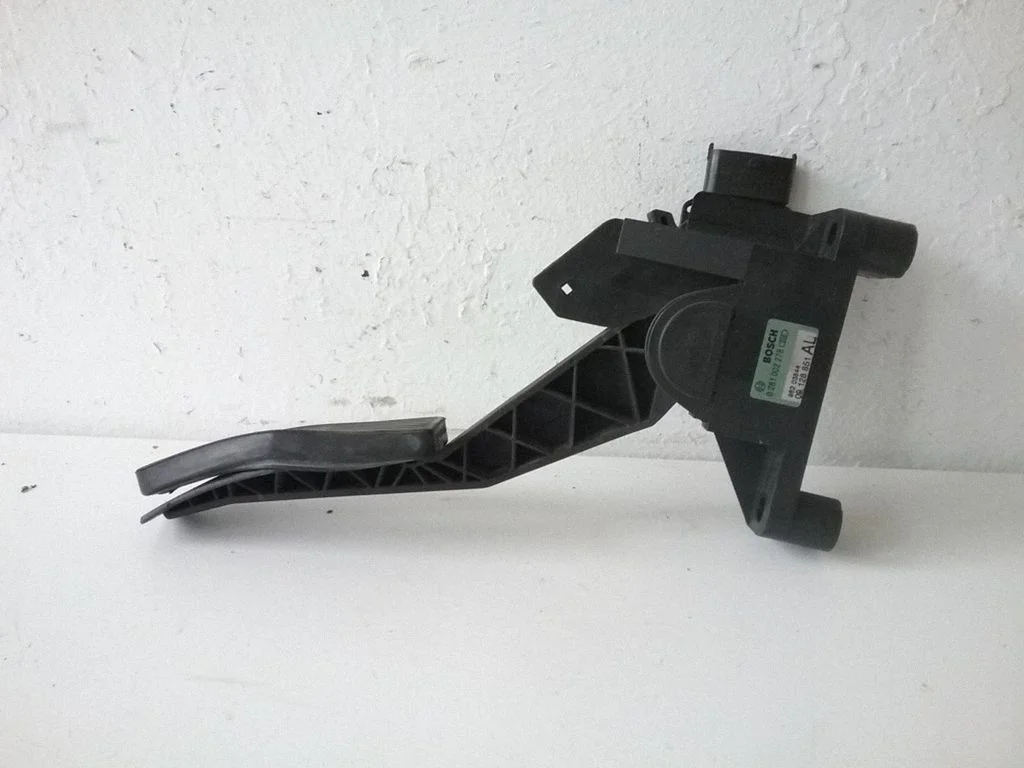 Accelerator throttle pedal 09128851