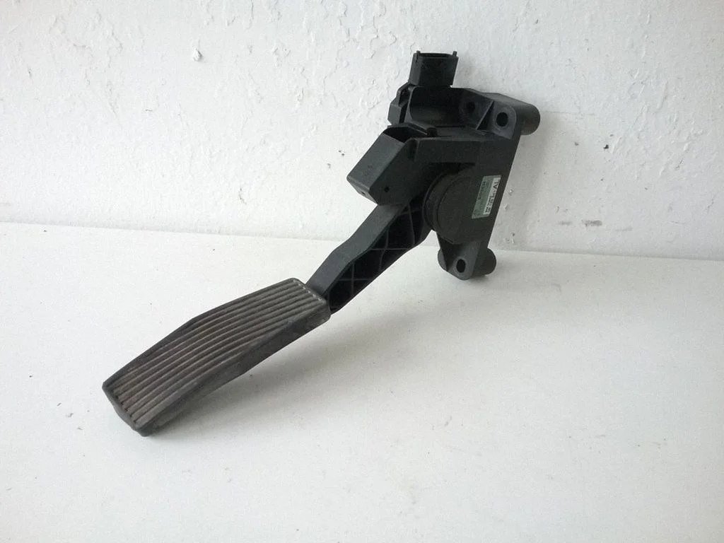 Accelerator throttle pedal 09128851
