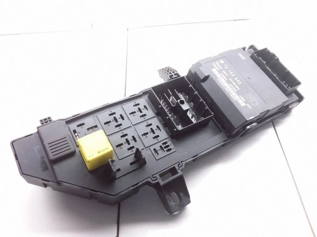 Fuse module – Opel Vectra C (2002-2005)