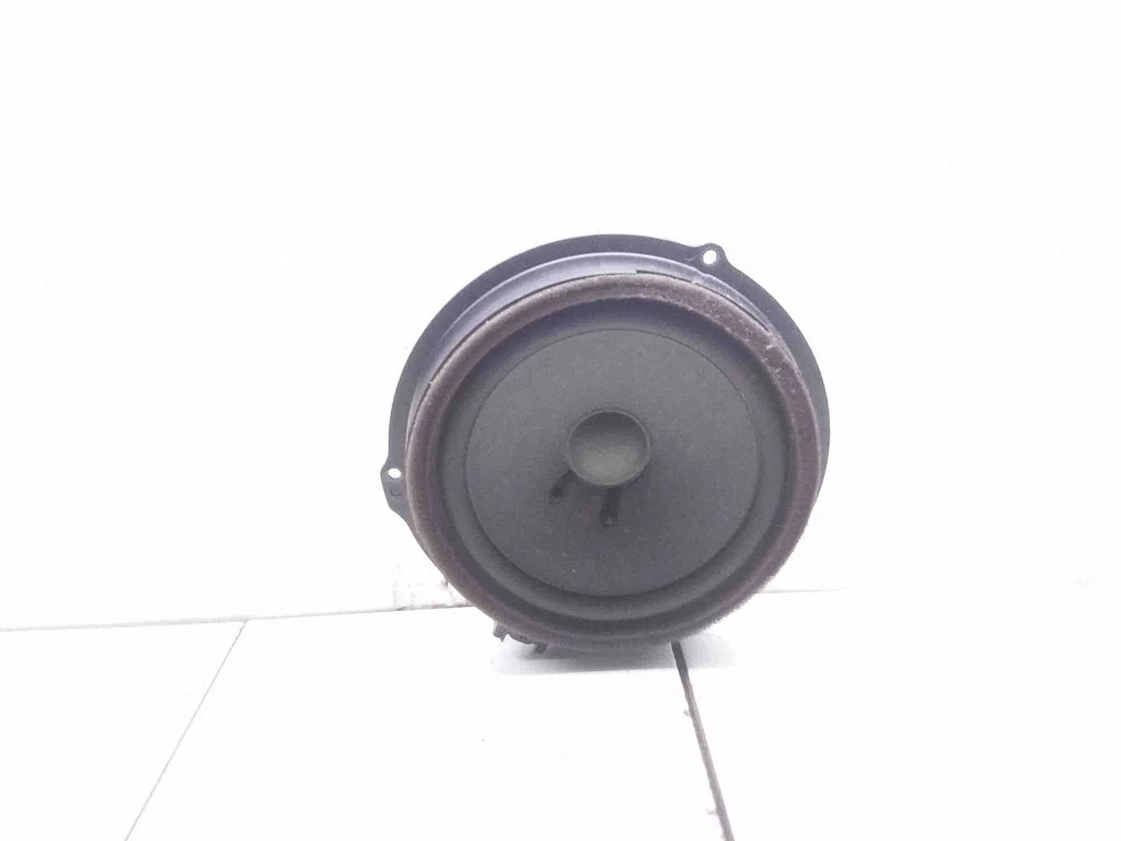 Skaļrunis (-ņi) priekšējās durvīs AA6T18808AA