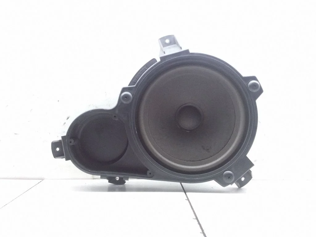 Skaļrunis (-ņi) priekšējās durvīs XQU100640