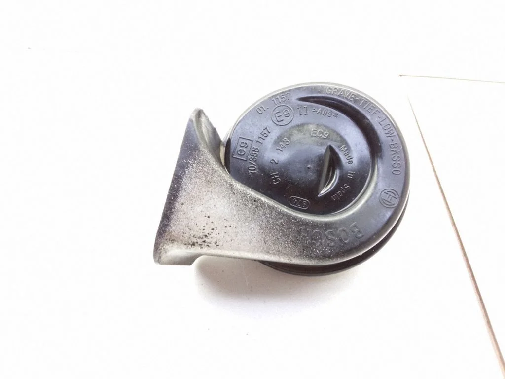 Horn signal – Nissan Primera (2000-2001)