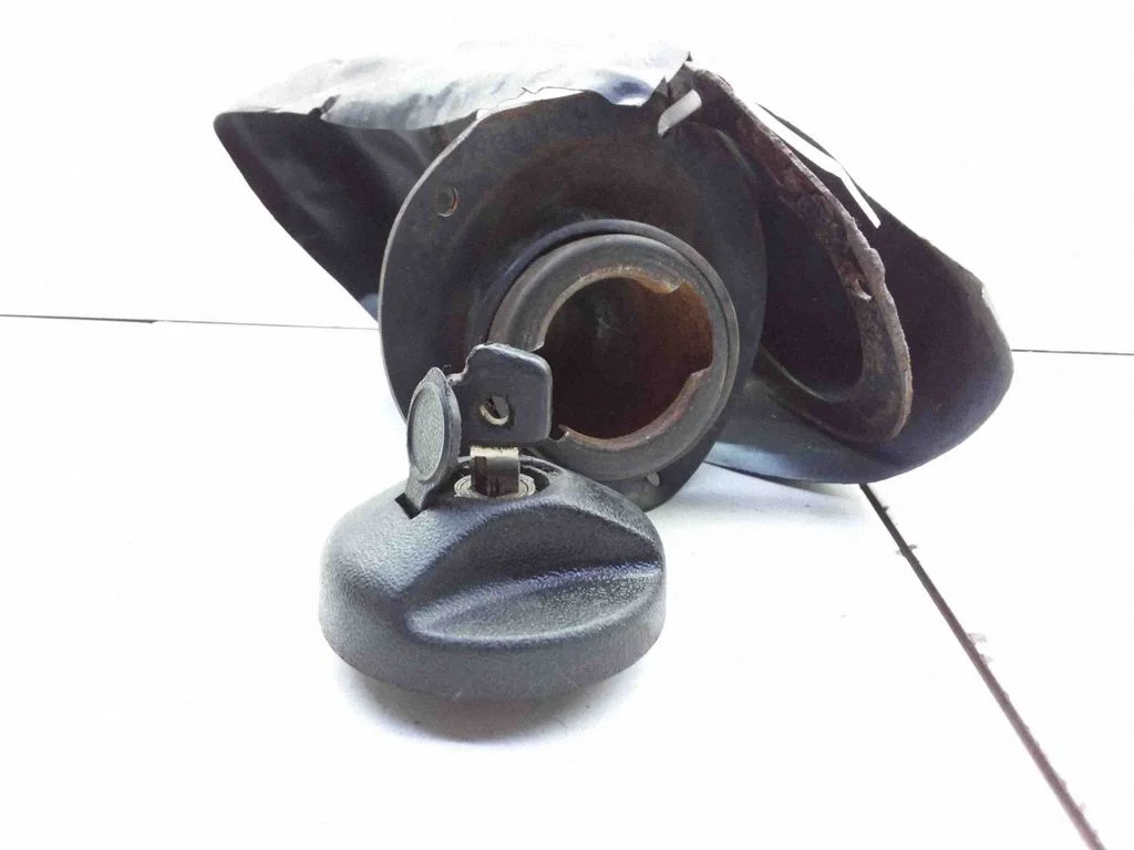 Fuel tank cap trim