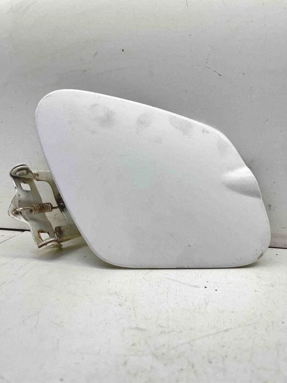 Fuel tank cap trim