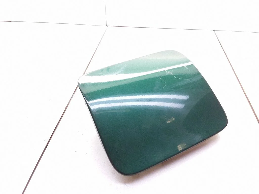 Fuel tank cap trim