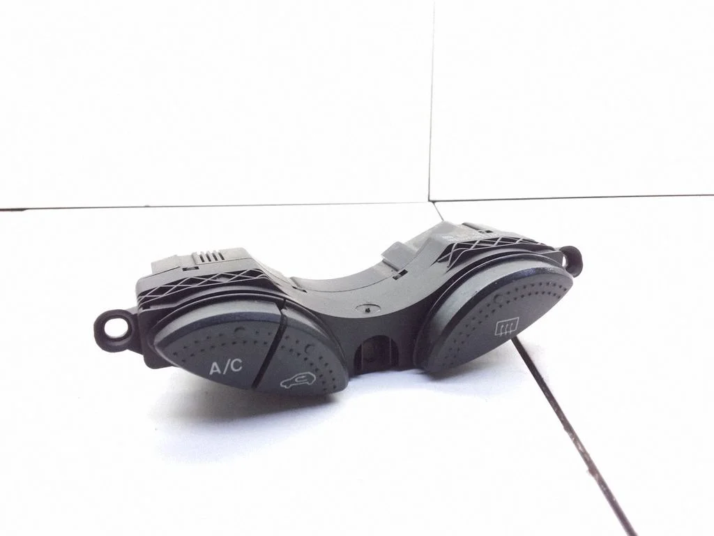 Windscreen/window heater switch – Ford Focus (1998-2004)