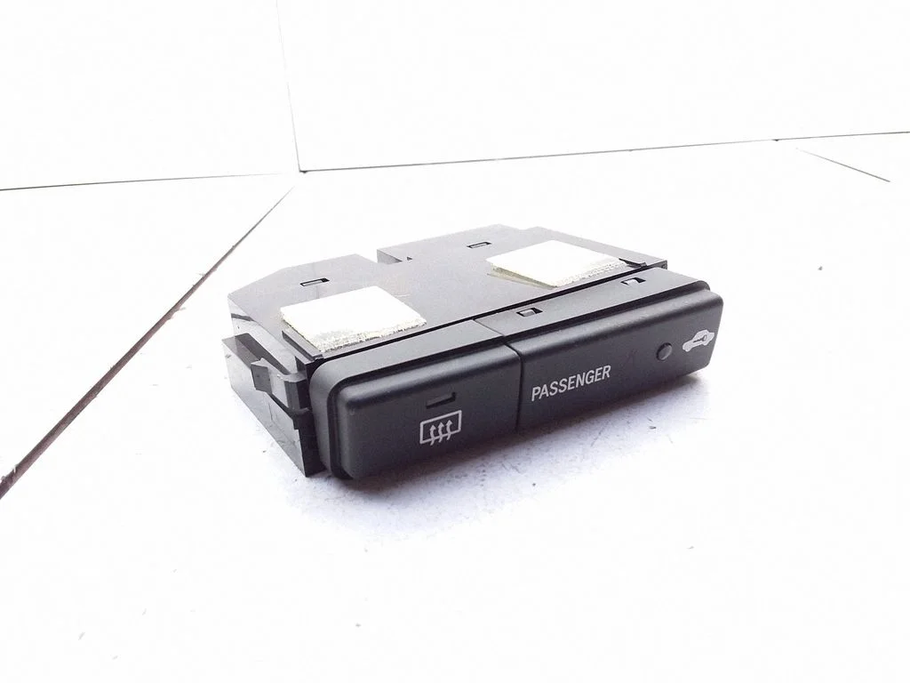 Windscreen/window heater switch – Toyota Avensis T250 (2003-2006)