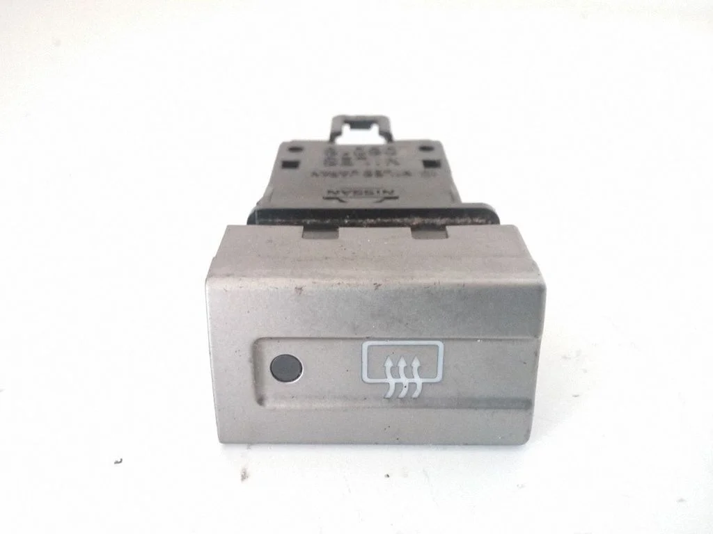 Windscreen/window heater switch – Nissan X-Trail T30 (2001-2007)