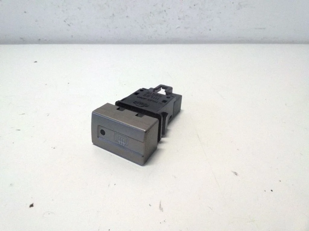 Windscreen/window heater switch – Nissan X-Trail T30 (2001-2007)