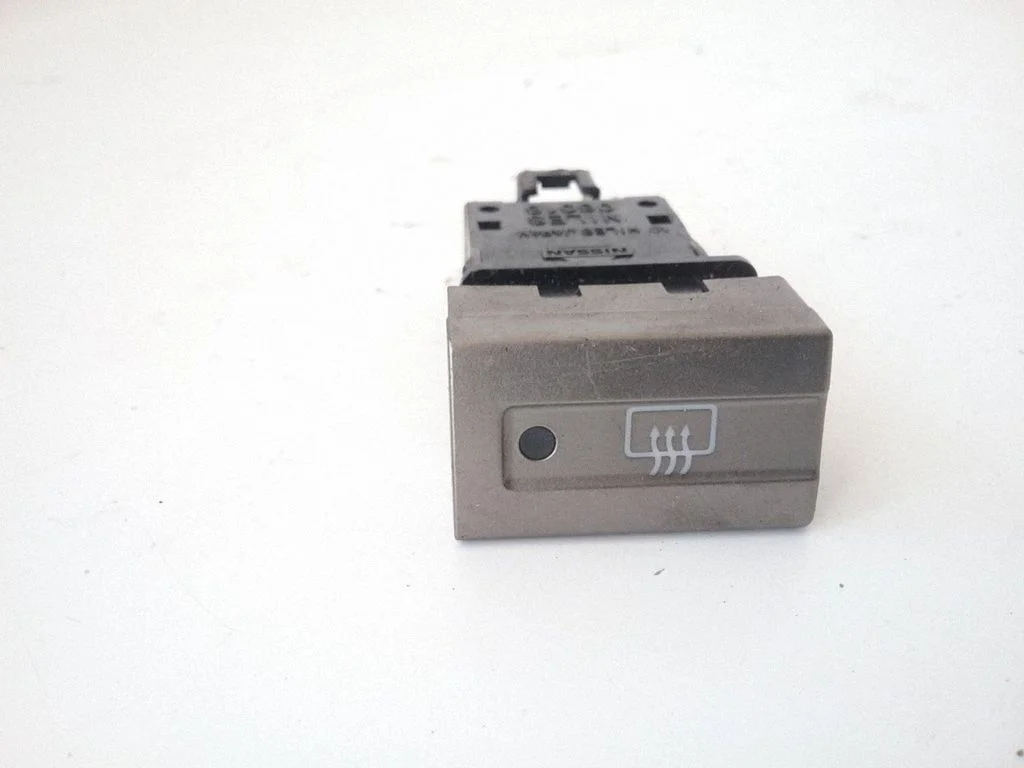Windscreen/window heater switch – Nissan X-Trail T30 (2001-2007)