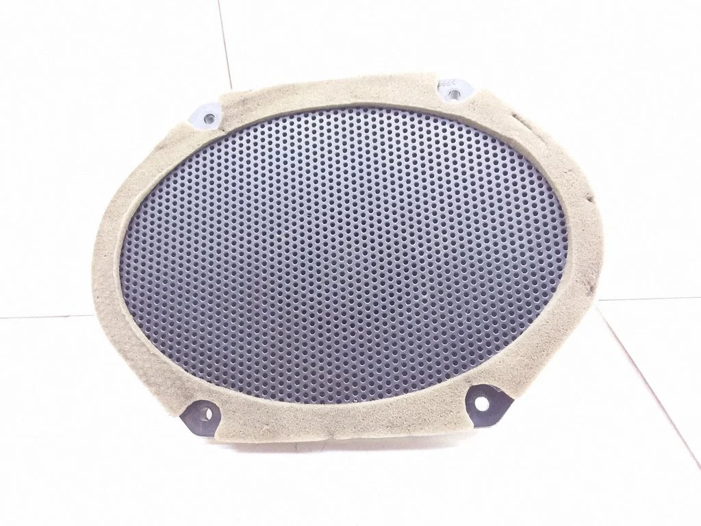 Skaļrunis (-ņi) aizmugurējās durvīs V34RB