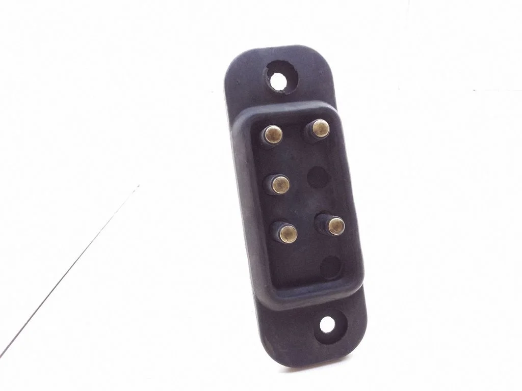 Sliding door contact joint