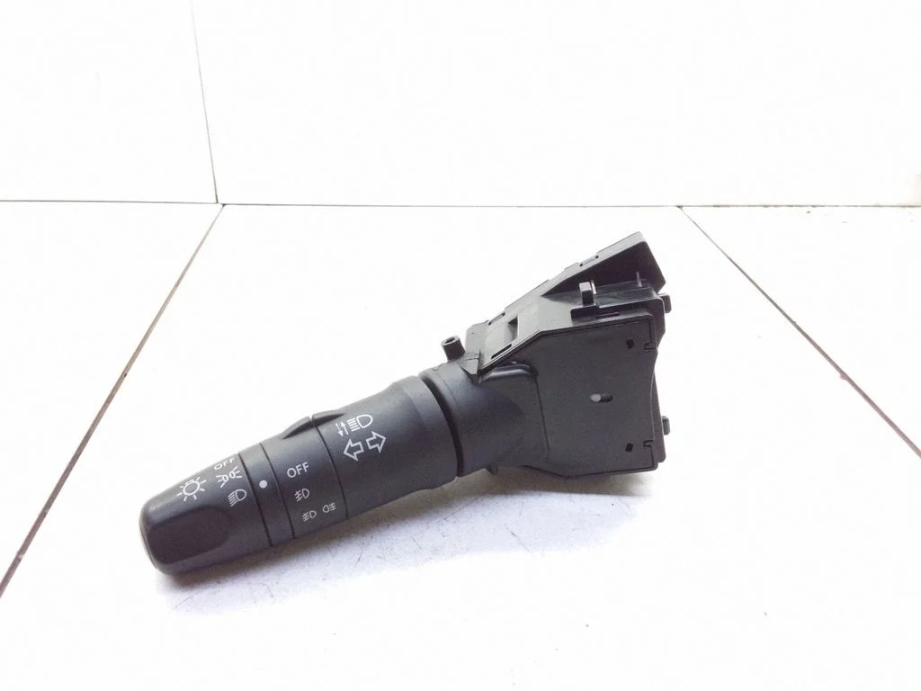 Pagriezienu/gaismu svira – Nissan Primera (2002-2007)