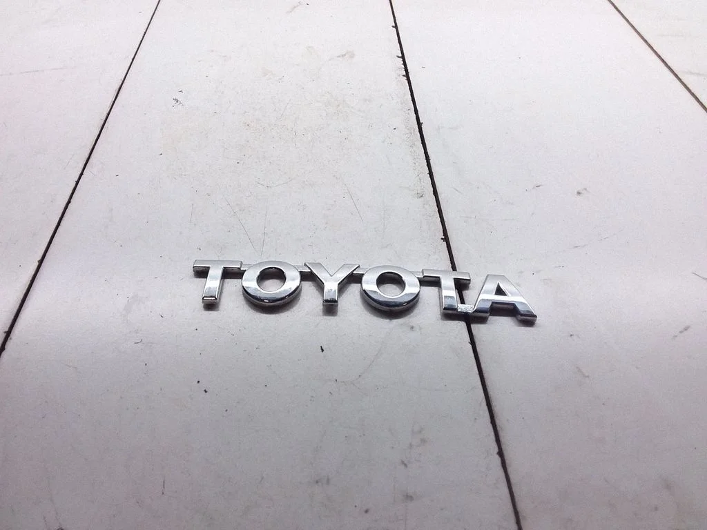 Ražotāja emblēma/modeļa burti – Toyota Hilux (AN10, AN20, AN30) (2008-2011)
