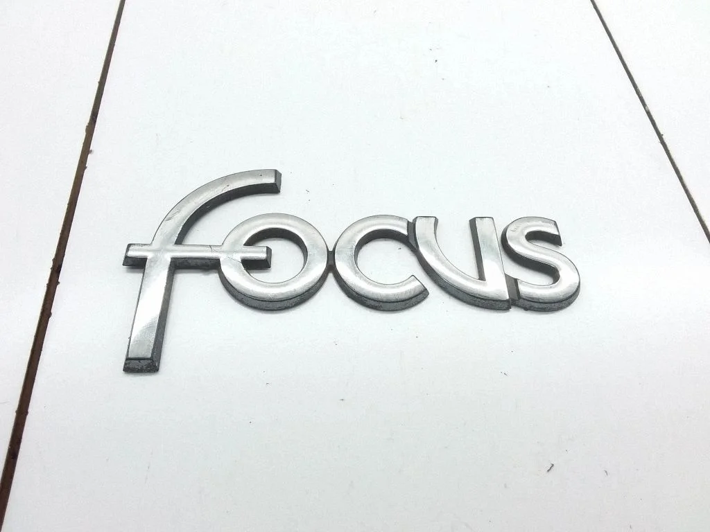 Tootja embleem / mudelitähed – Ford Focus (1998-2004)