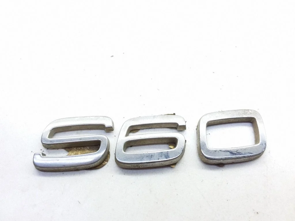Manufacturers badge/model letters – Volvo S60 (2001-2004)