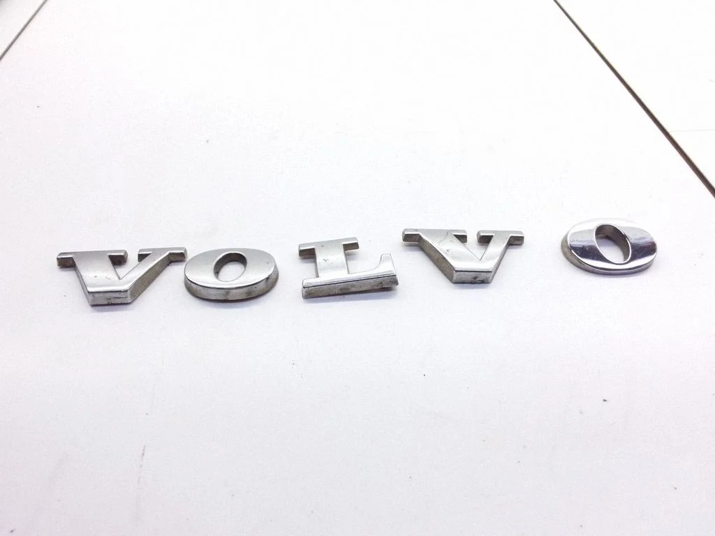 Manufacturers badge/model letters – Volvo S80 (1999-2003)