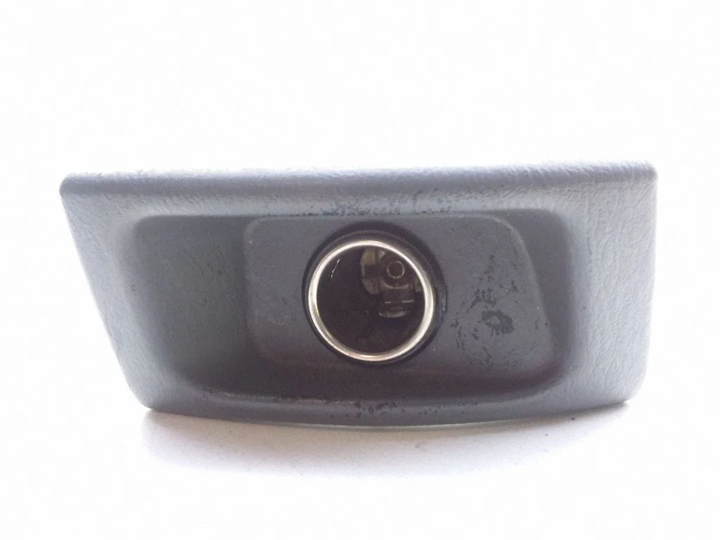 12 V Socket (front) – Toyota Previa (XR30, XR40) II (2000-2006)