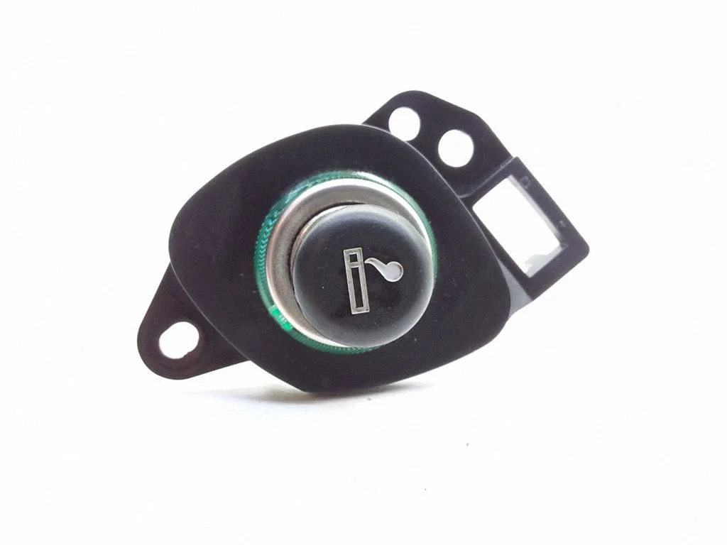 12 V Socket (front) – Mazda MPV II LW (1999-2007)