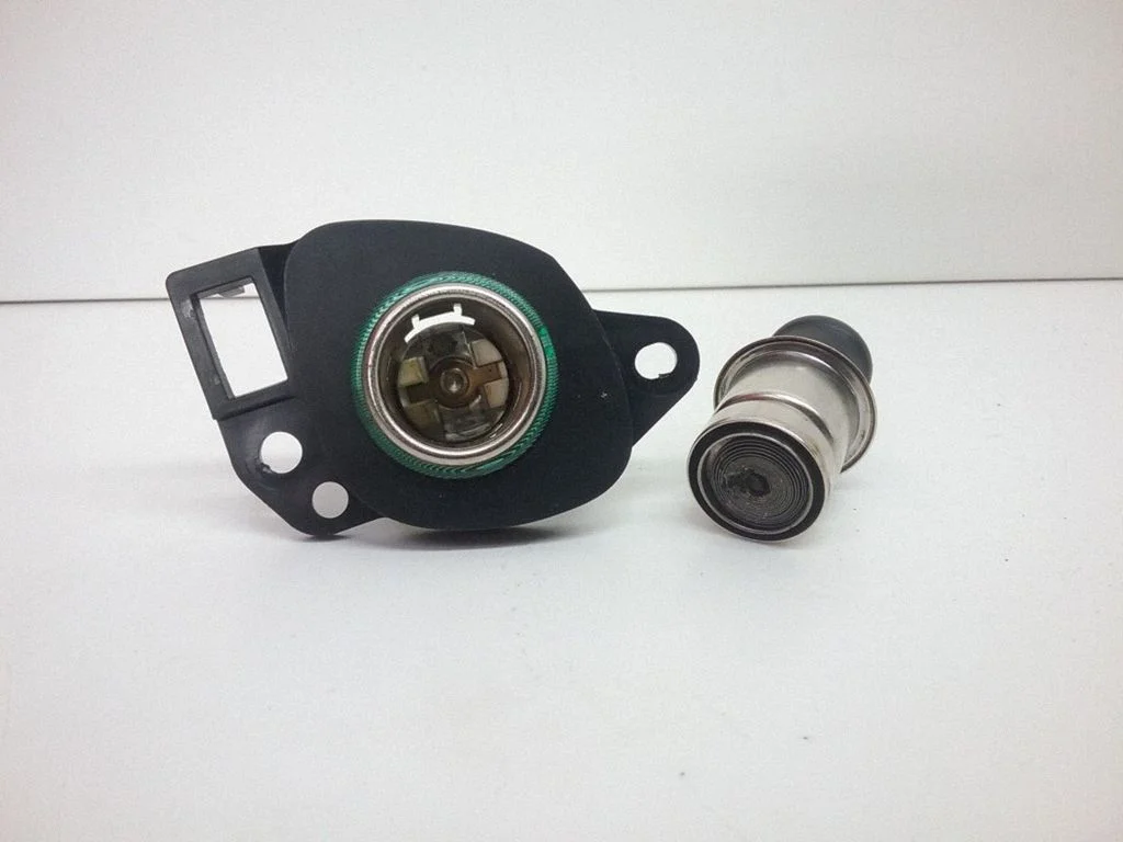 12 V Socket (front) – Mazda MPV II LW (1999-2007)