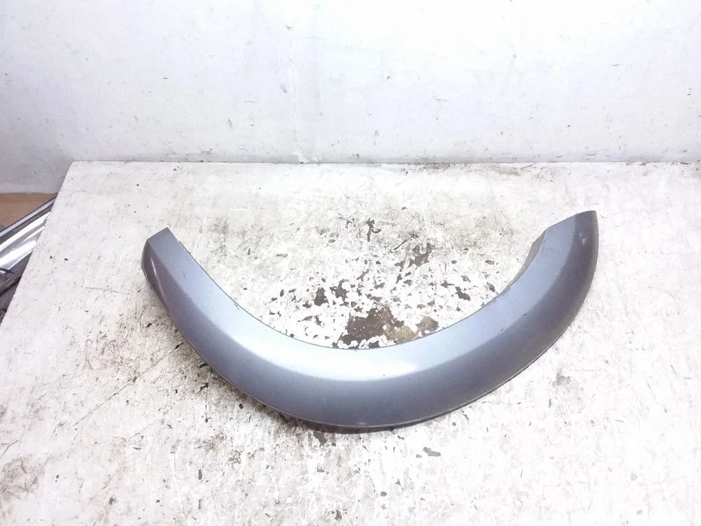 Rear fender molding trim UR8951W31