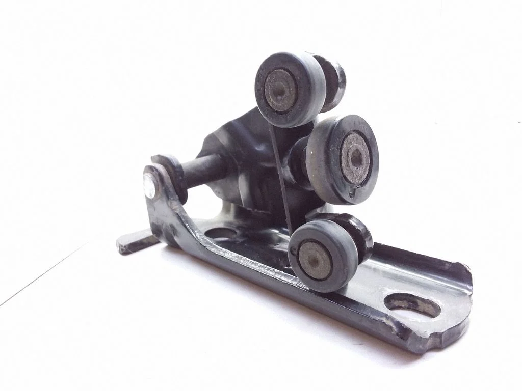 Sliding door middle roller runner – rear right