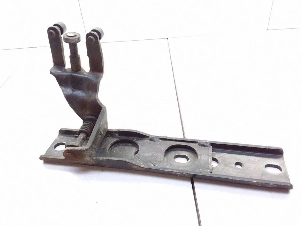Sliding door middle roller runner – Mazda MPV II LW (1999-2007)