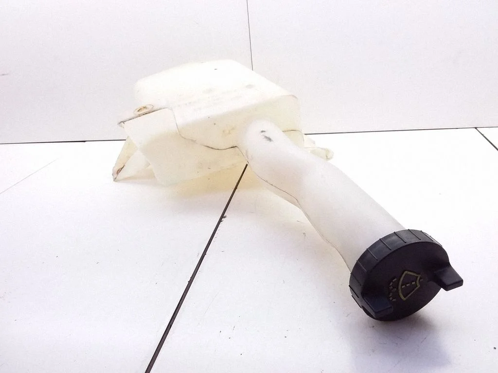 Lamp washer fluid tank – Ford Mondeo Mk III (2000-2007)