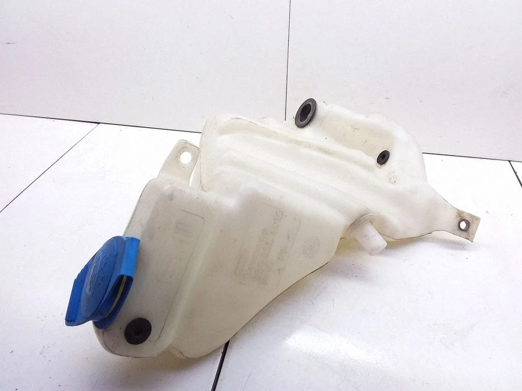 Lamp washer fluid tank – Volkswagen Passat B5 (1997-2000)