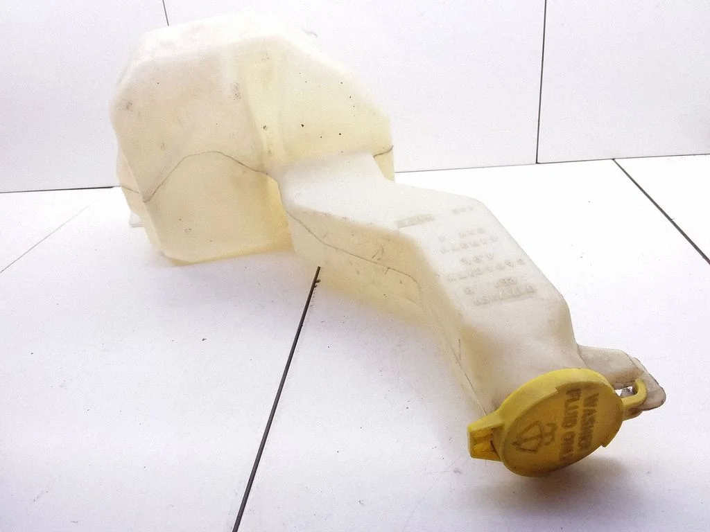 Lamp washer fluid tank – Chrysler Town & Country III (1996-2000)