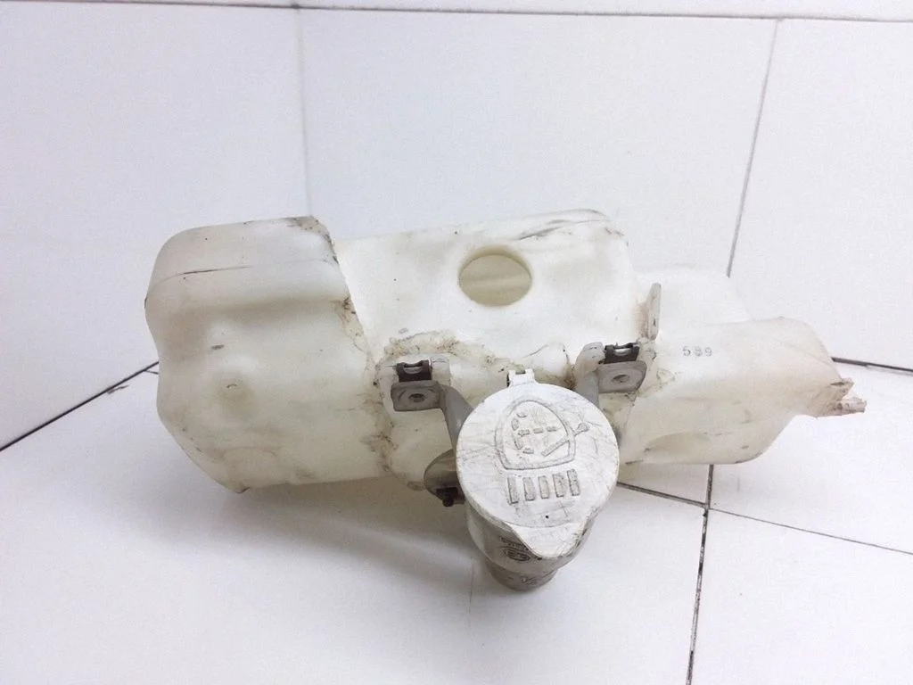 Lamp washer fluid tank – Mitsubishi Pajero (1991-1999)