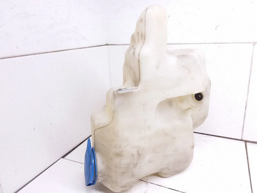 Lamp washer fluid tank – Volkswagen Golf IV (1998-2005)