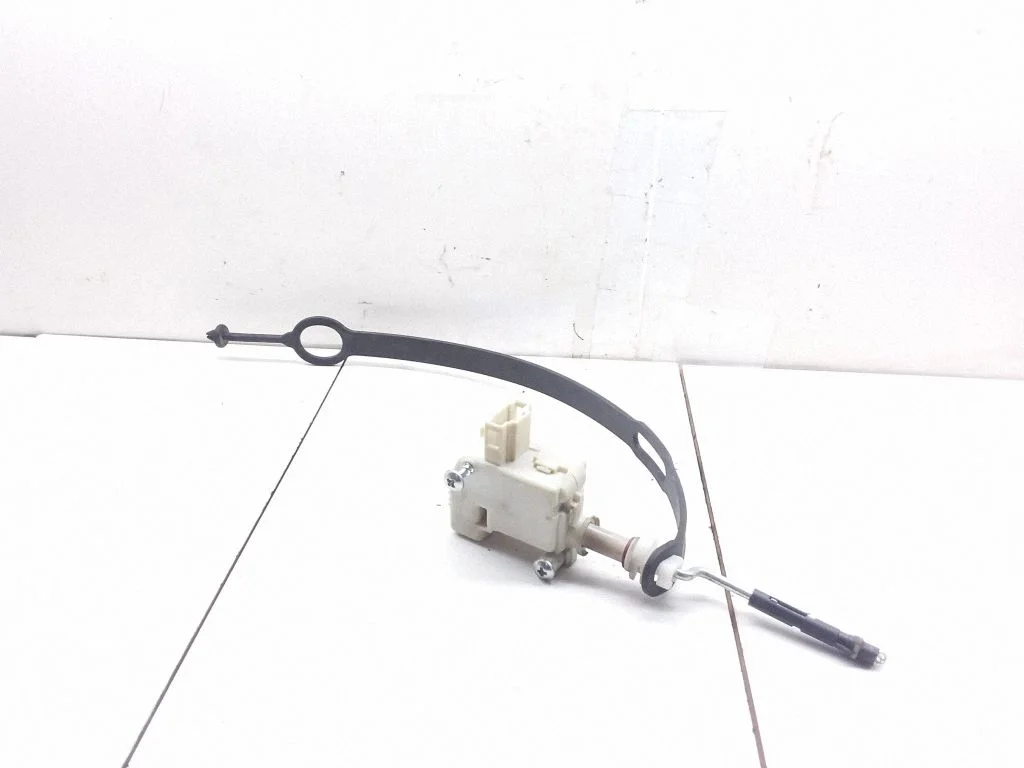 Fuel tank cap lock motor – Volkswagen Touareg I (2002-2010)