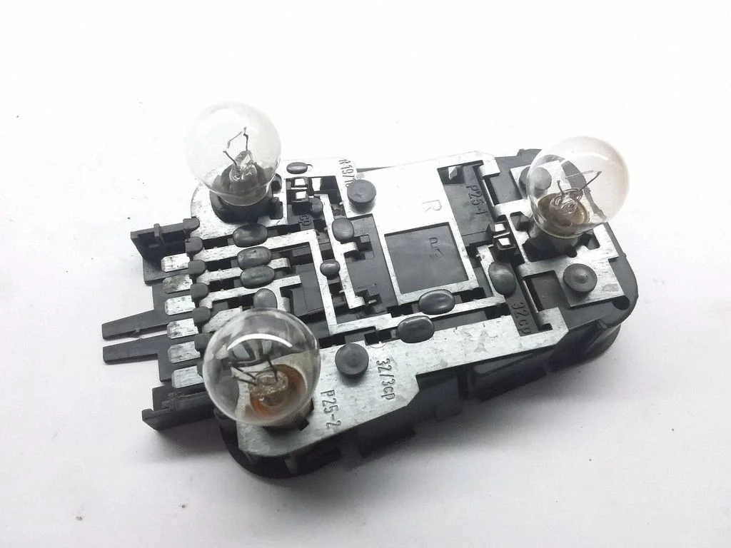 Tail light bulb cover holder – Audi 100 200 5000 C3 (1982-1991)