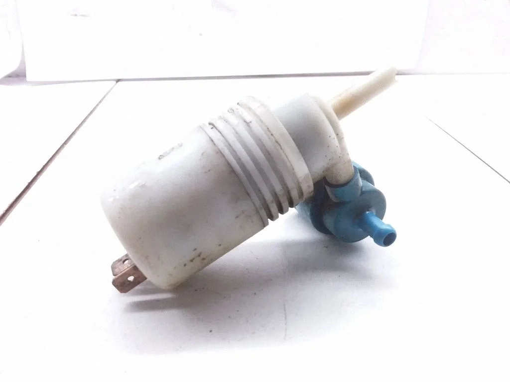 Windscreen/windshield washer pump – Volkswagen Golf II (1984-1991)
