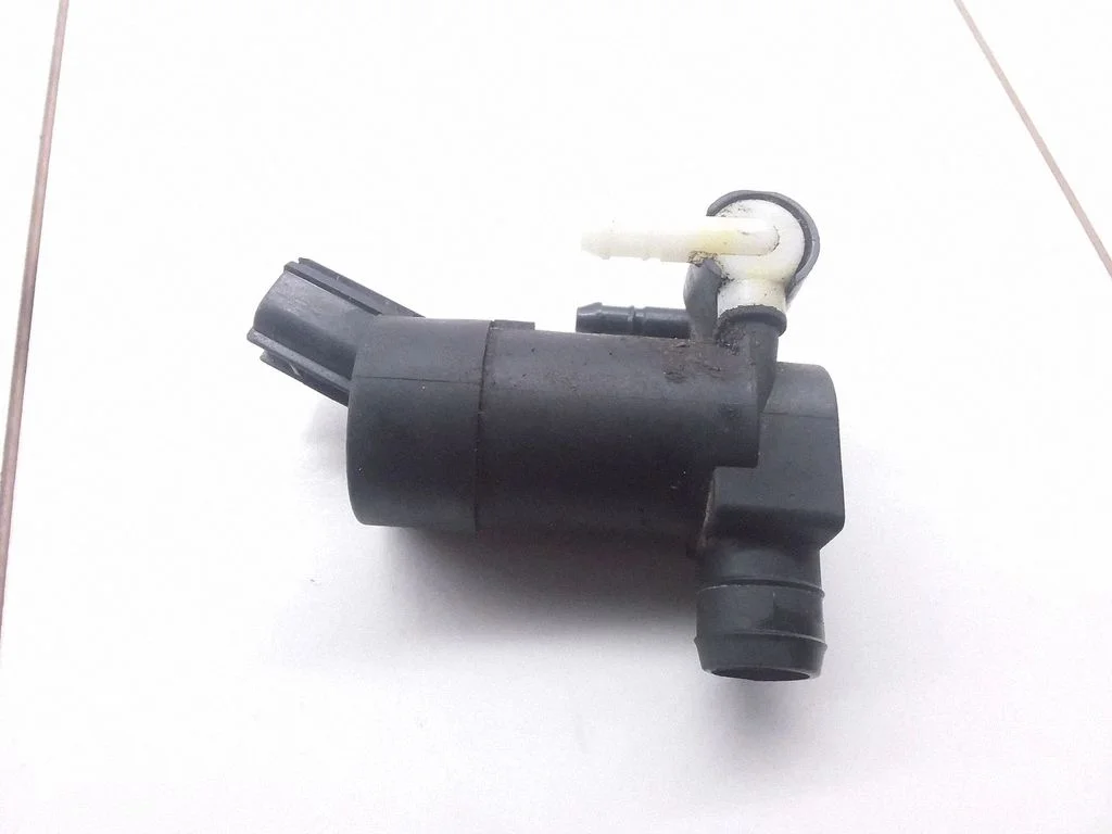 Windscreen/windshield washer pump – Volvo V50 (2004-2007)