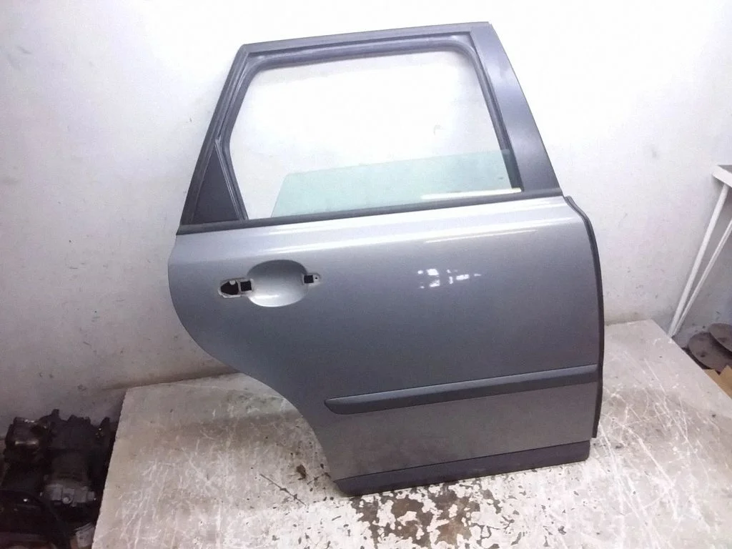 Rear door – rear right