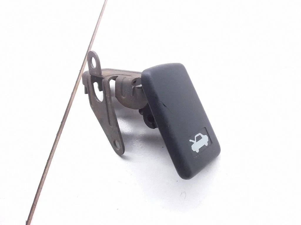 Engine bonnet (hood) release handle – Honda Civic (2001-2005)