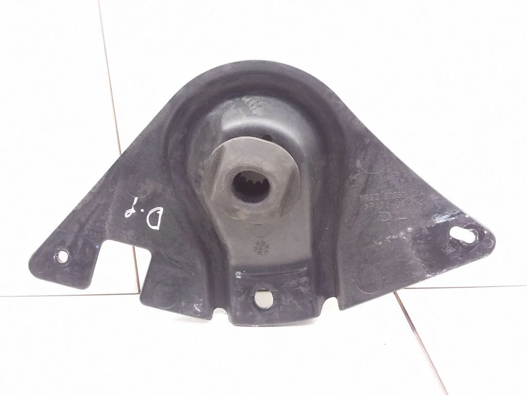 Radiatoru paneļa kronšteins YR838B359BA