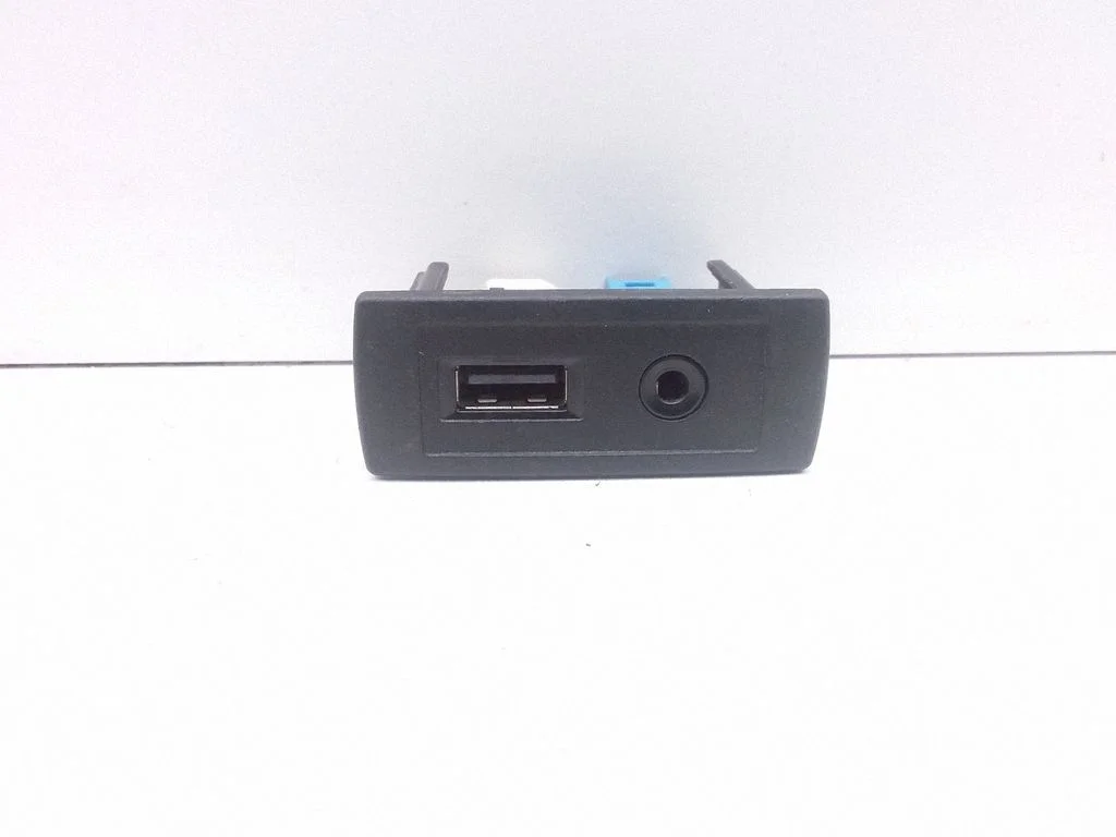 USB socket connector – Mercedes-Benz Sprinter W906 (2006-2018)