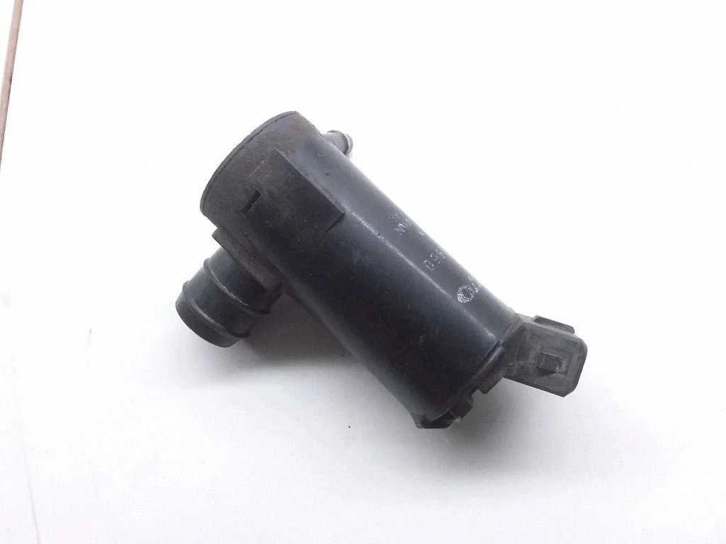 Klaasipesuvedeliku pump (klaaside) – Volvo S80 (1999-2003)