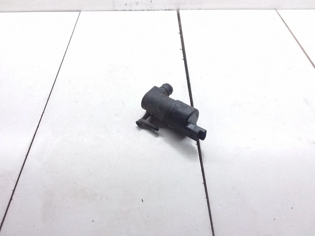 Windscreen/windshield washer pump – Renault Master III (2010-2024)