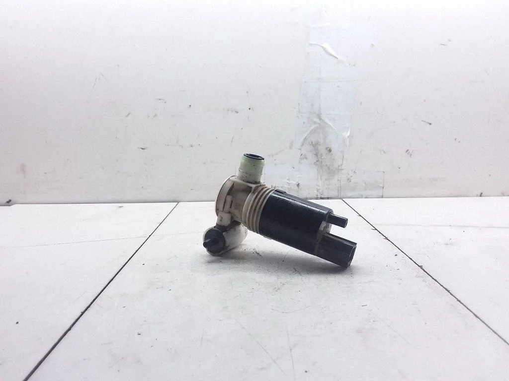 Windscreen/windshield washer pump – Chrysler Voyager (2004-2007)