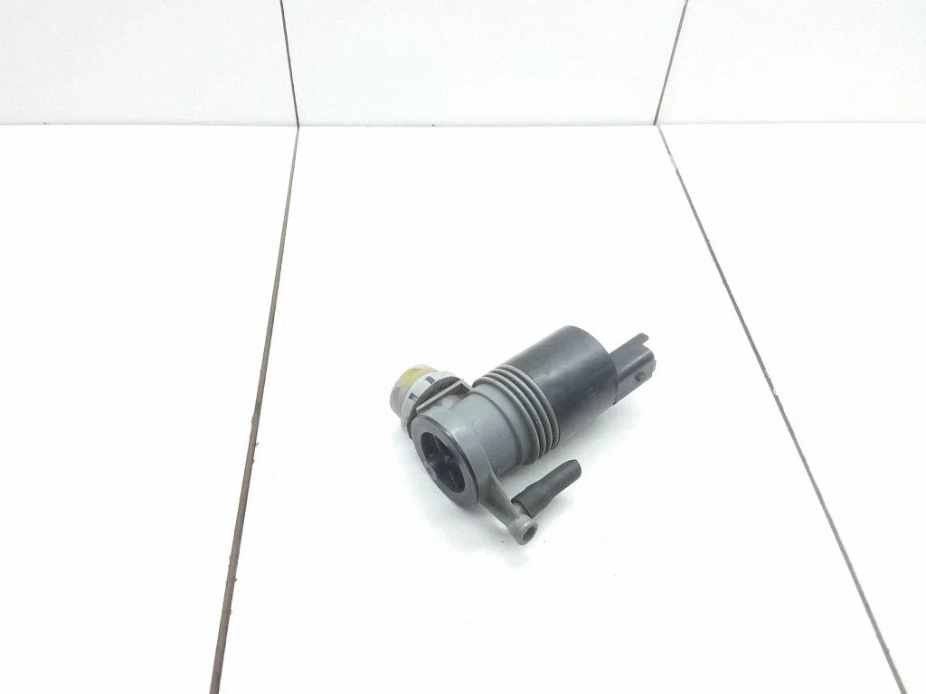 Windscreen/windshield washer pump – Renault Trafic III (X82) (2014-)