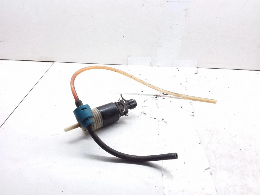 Klaasipesuvedeliku pump (klaaside) – Volkswagen Passat B4 (1994-1996)