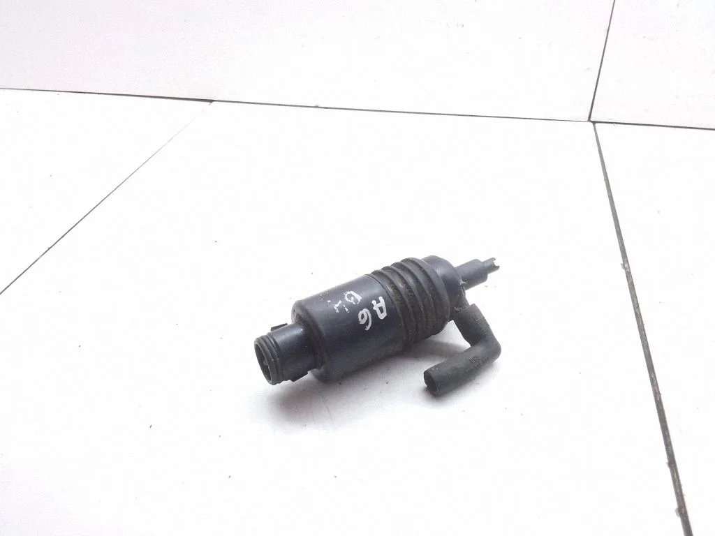 Windscreen/windshield washer pump – Audi A6 S6 C4 4A (1994-1997)