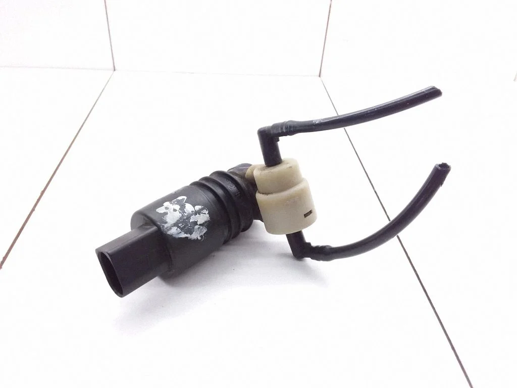 Windscreen/windshield washer pump – Volkswagen Polo III 6N 6N2 6NF (1995-2001)