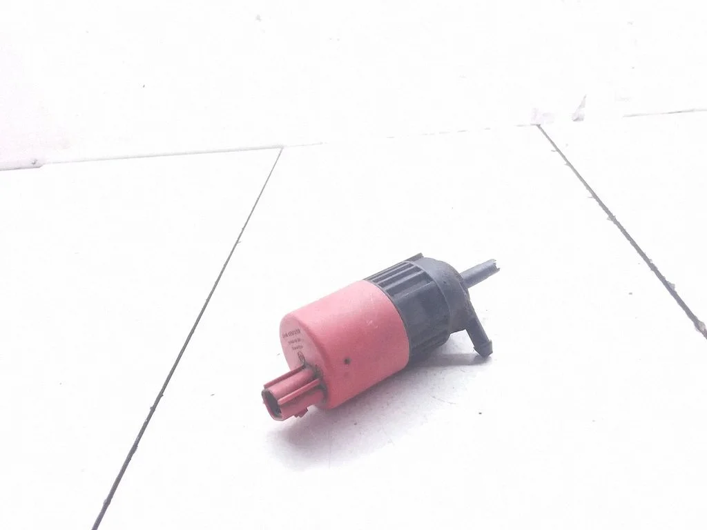 Klaasipesuvedeliku pump (klaaside) – Volvo S40, V40 (1995-2004)