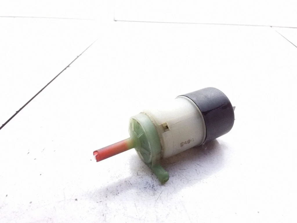 Windscreen/windshield washer pump – Opel Vectra A (1988-1995)