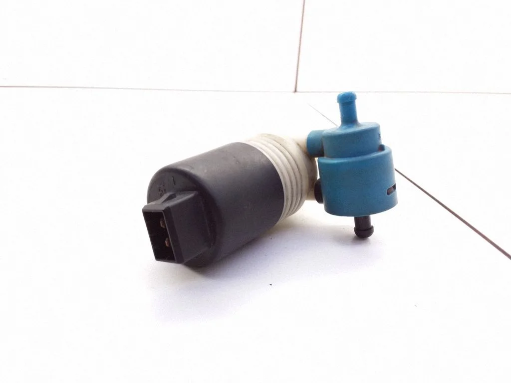 Klaasipesuvedeliku pump (klaaside) – Volkswagen Passat B3 (1988-1993)